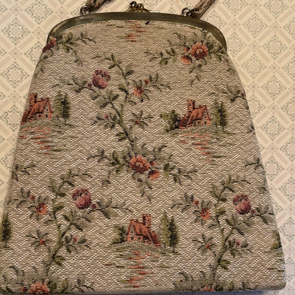 Vintage-Inspired Floral Clutch with Embellishments - Picture 4 of 15